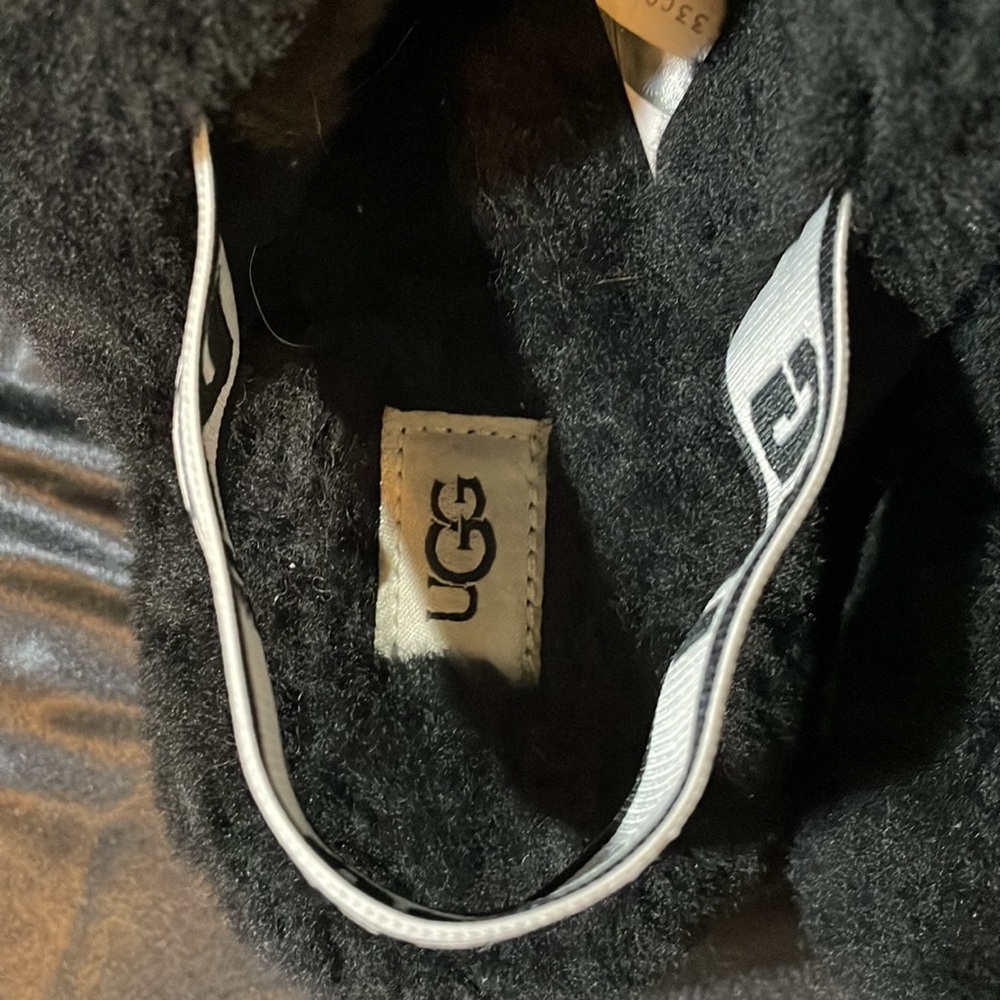 Ugg - Picture 3 of 5